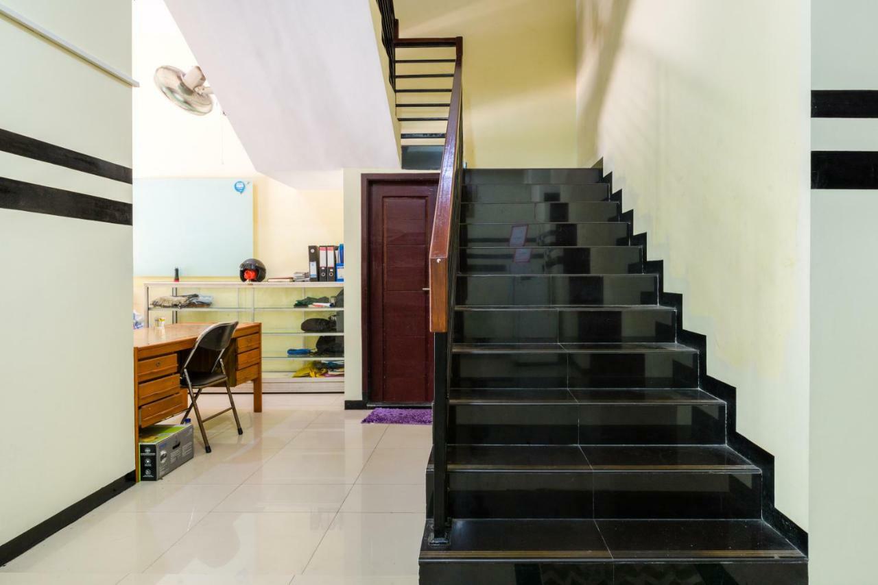 Hotel Reddoorz Syariah @ Ketintang Surabaya Esterno foto